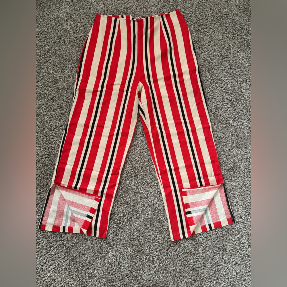 Woman’s Hi Waisted Cripped pants in Poppy.